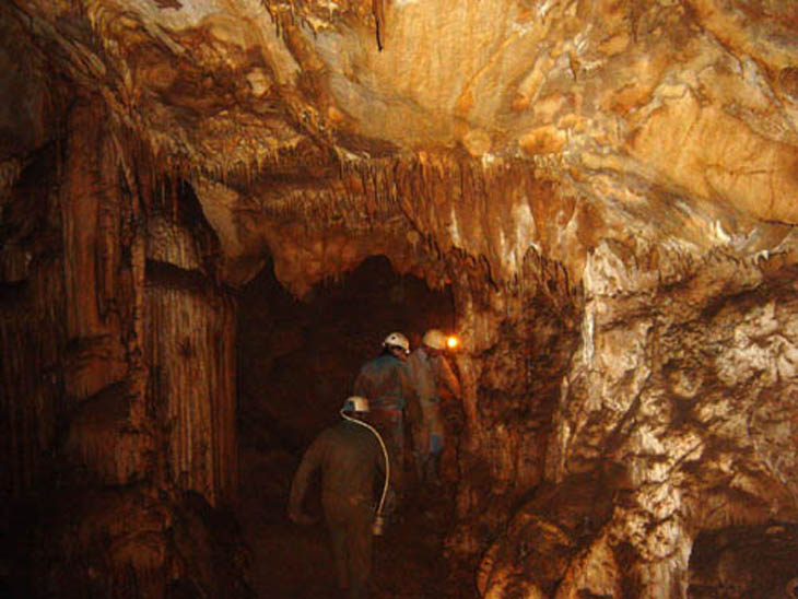 186 Grotte du Calel Paques 05